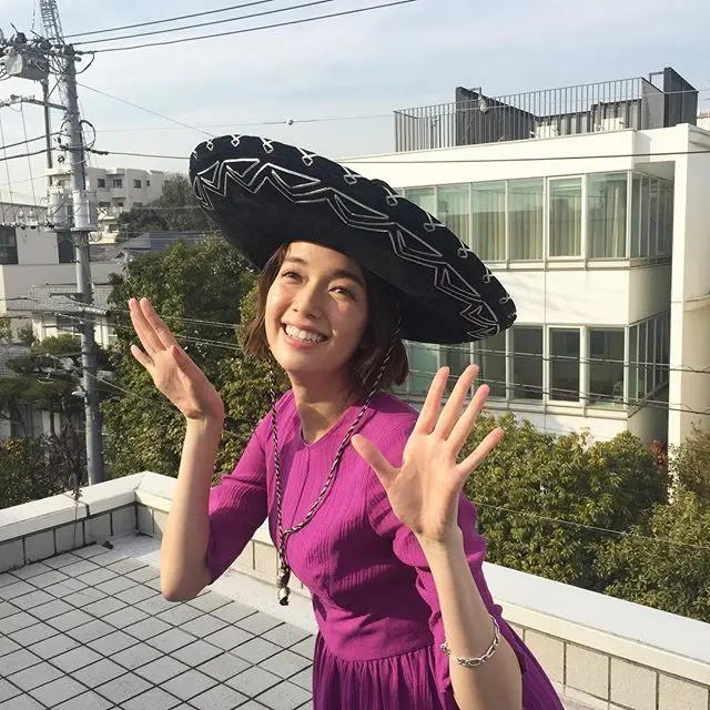 プチプラ服の着まわし特集で、しーちゃんが表現したものって?【佐藤栞里の撮影オフショット】_1