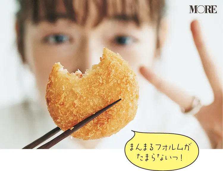 佐藤栞里が、茨城県のおすすめお取り寄せグルメ「カジマ」のずわいがにたっぷりコロッケをお箸で持っている様子