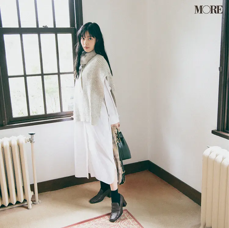 ヒールローファーをはいた松本愛