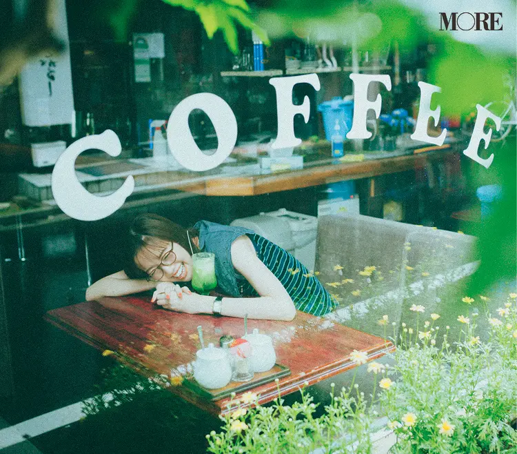 メガネをかけて喫茶店でクリームソーダを飲む佐藤栞里