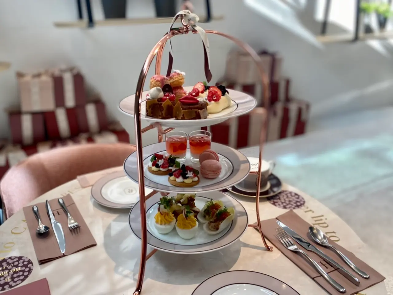 小嶋陽菜プロデュースブランドのカフェ「ハーリップトゥーカフェ」。アフタヌーンティーセット