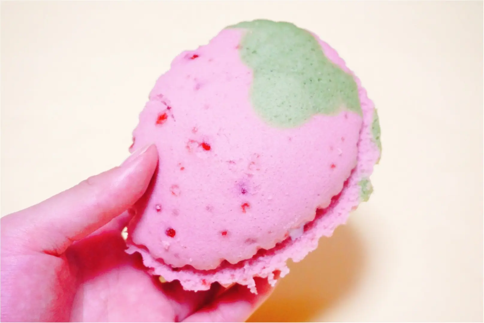 ピンクカラーが目を引くコンビニパン♪本日発売‼︎【ローソン】の『まるでいちご蒸しケーキ』が可愛すぎるっ♡_2