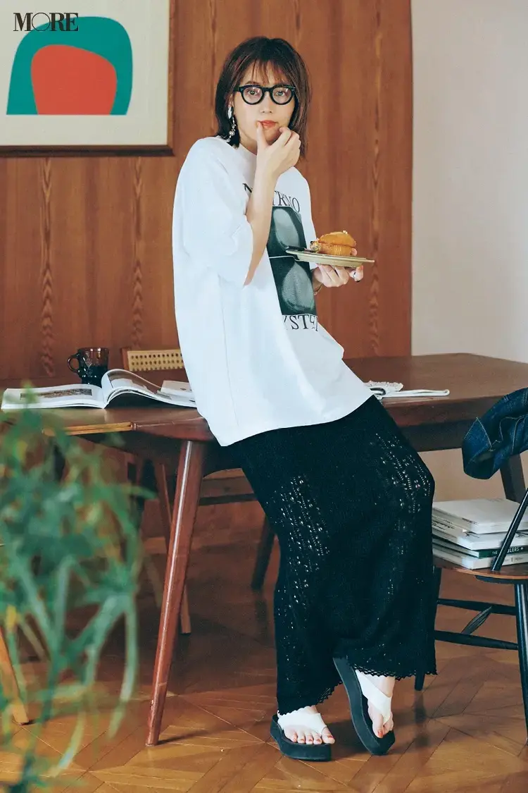グラフィックTシャツ×クロシェニットスカートコーデでメガネをかけた本田翼