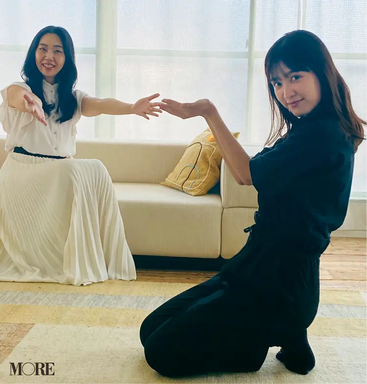 松本愛、記念撮影もしっかりアレを守ってます!【モデルのオフショット】_1