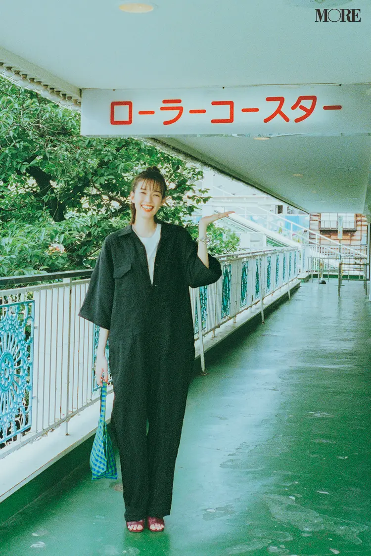 黒のジャンプスーツを着た佐藤栞里
