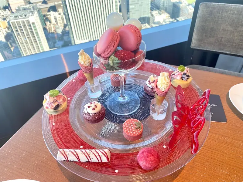 「Strawberry Party～蝶が舞うギャラリーアフタヌーンティー～」のスイーツプレート