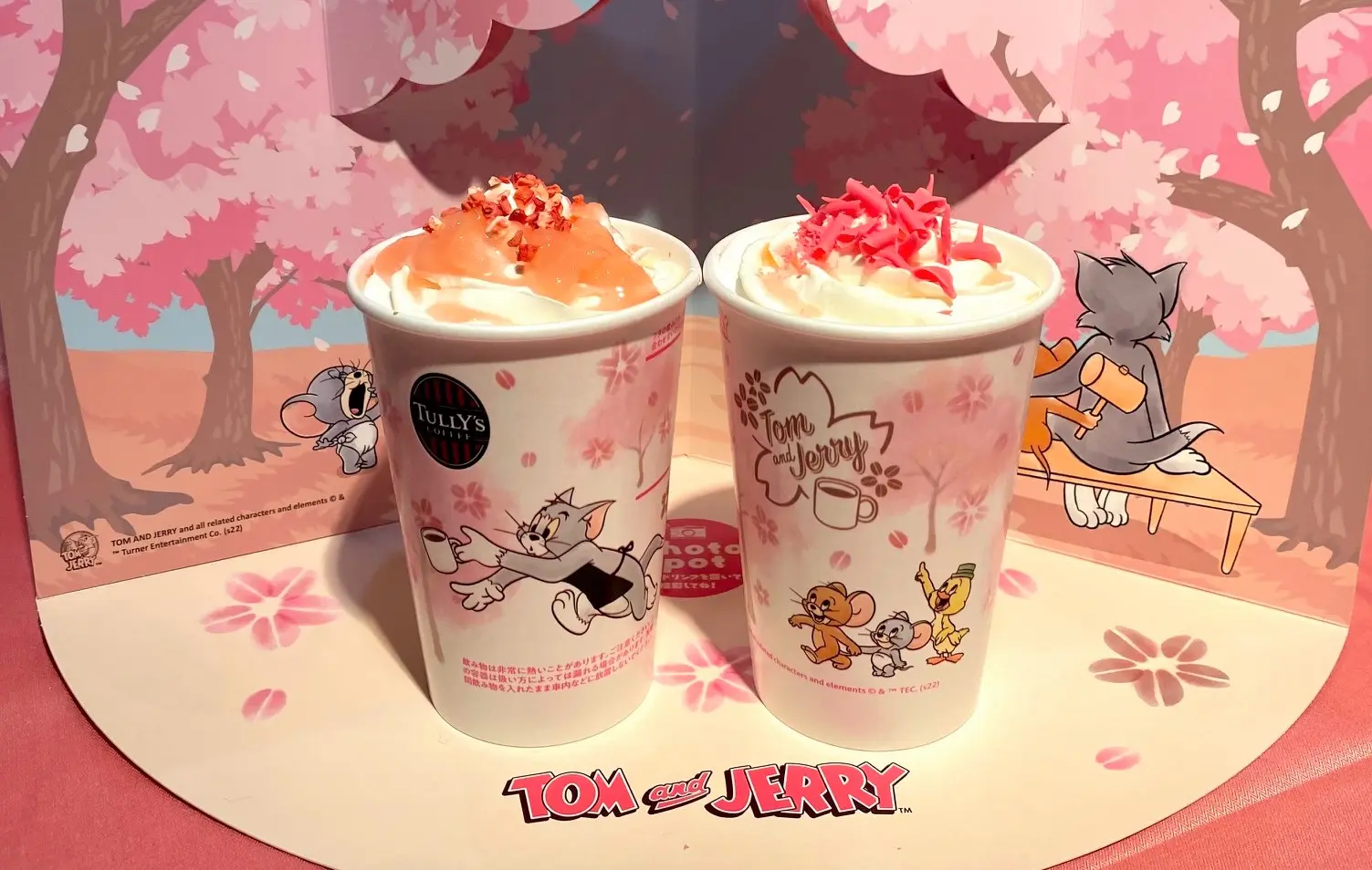【タリーズ 新作】「トムとジェリー 桜舞うスペシャルコーヒータイム」ドリンク「トムとジェリー 桜舞う苺カフェラテ」、「トムとジェリー &TEA 桜香る桃のティーオーレ」
