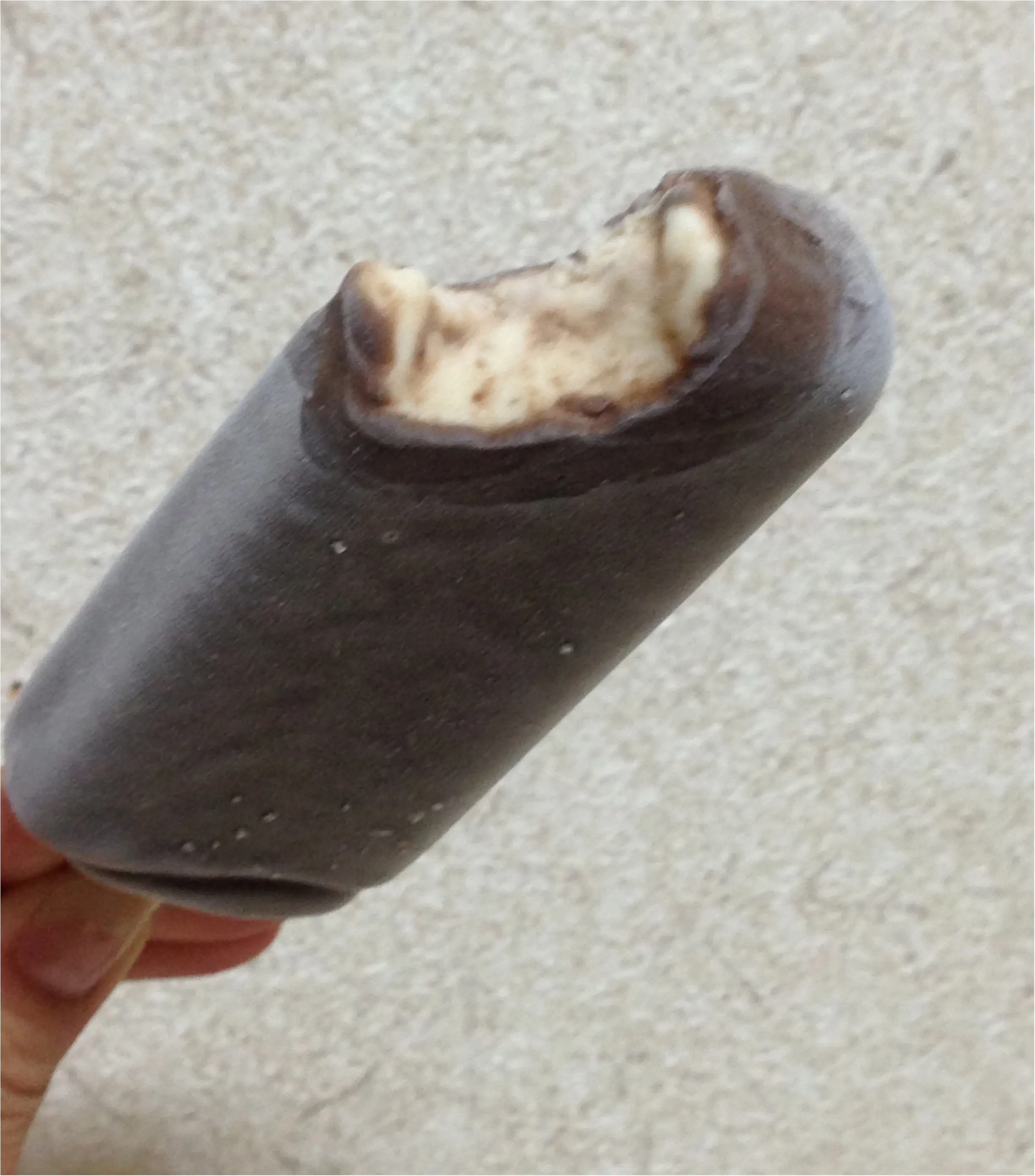 ローソンで買えちゃう‼️今年大注目の"第4のチョコレート"【ブロンドチョコレート】を使った新作アイス♬_3