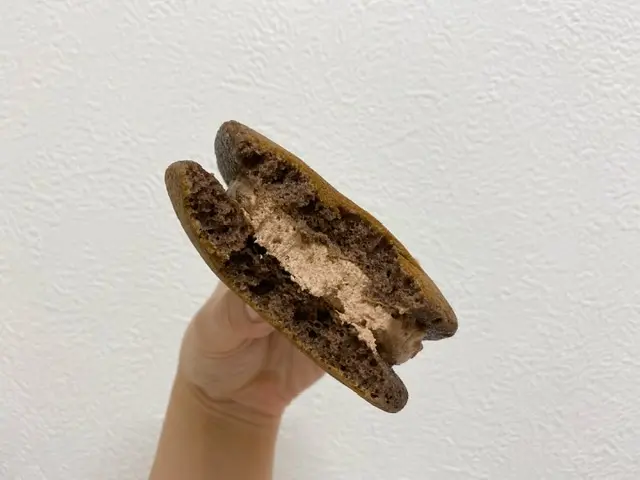 【セブンイレブン】新発売!チョコ好き必見、美味しすぎる『ショコラナッツどら』_2