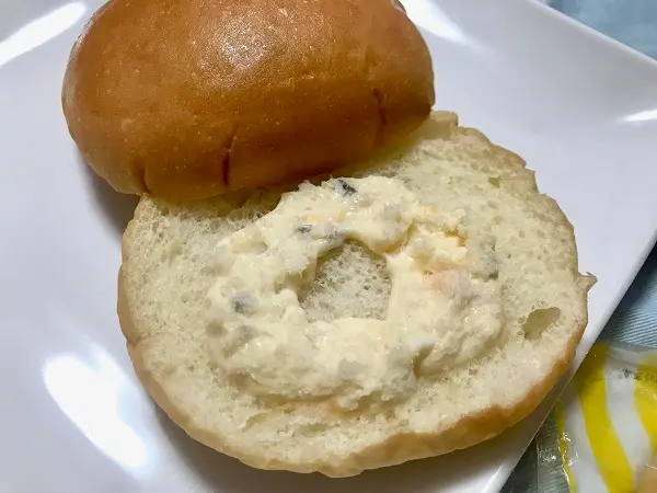 『ファミリーマート』の新発売商品「ファミチキバンズ（タルタルソース）」の中身