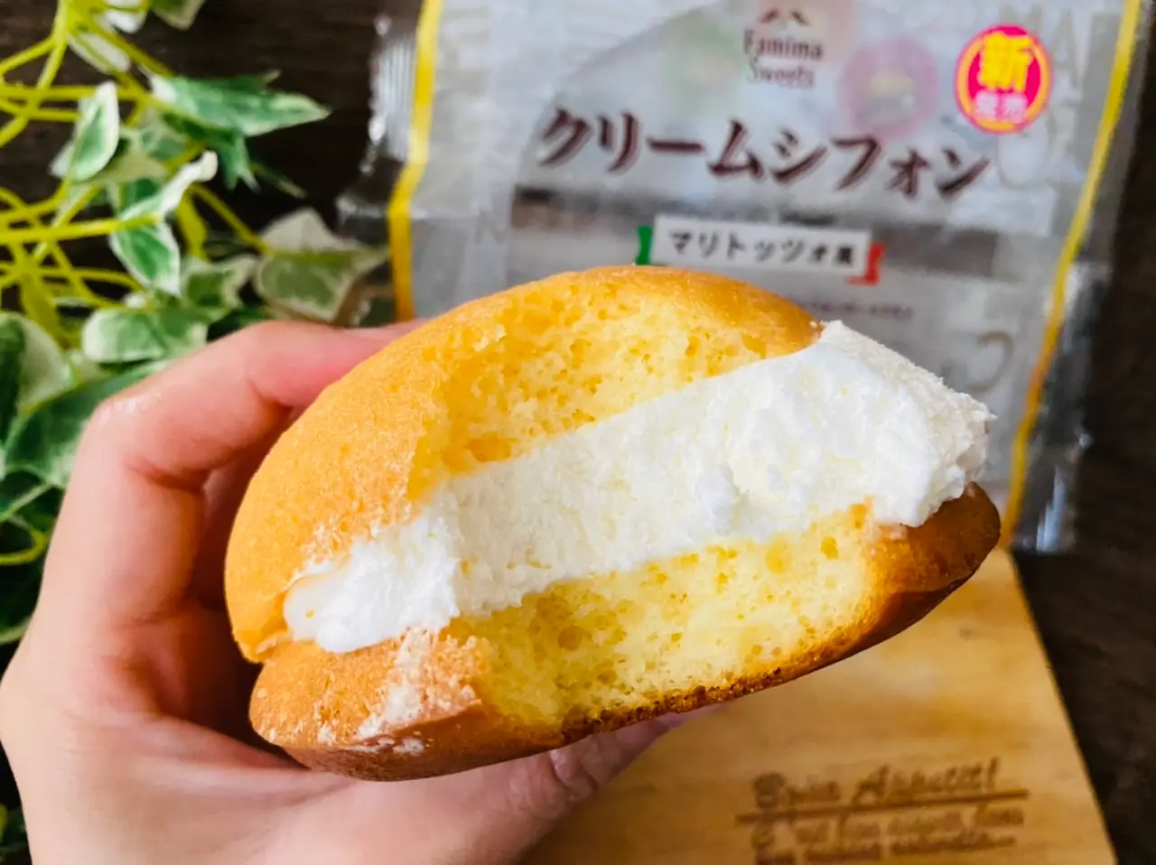 【ファミマ】あの話題のスイーツがコンビニで買える!?《マリトッツォ風》クリームシフォンが美味♡_4