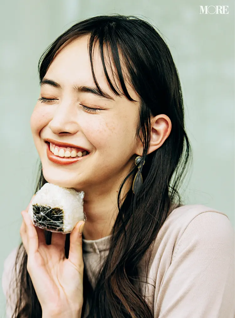 手作りおにぎりをあげる日がやってくるとは 井桁弘恵主演『毎日コスパで愛されシンプル』着回し連載28日目_2