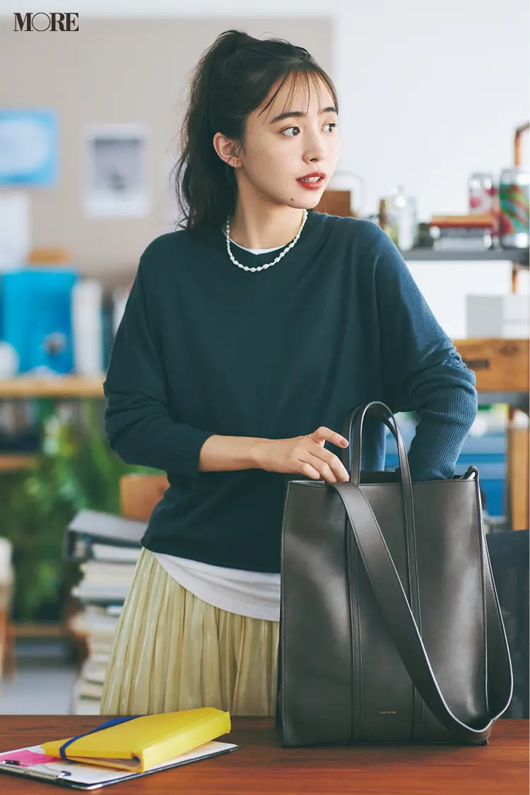 ニット×スカートコーデで縦型トートバッグを持った井桁弘恵