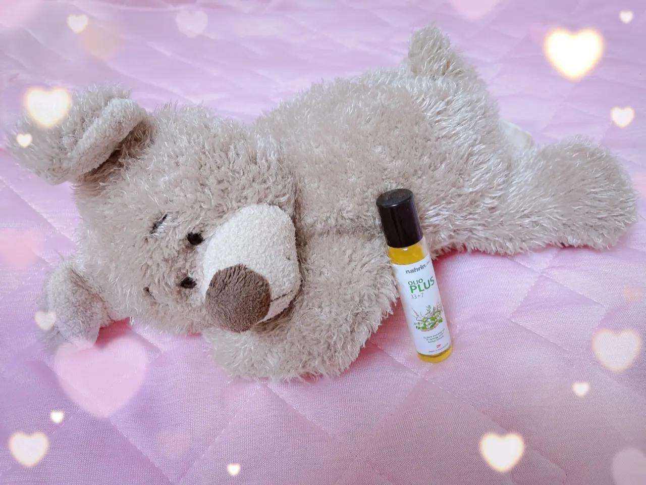 ナリンのロールオンタイプのアロマオイル。クマのぬいぐるみも写っている。
