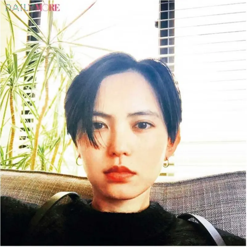 小顔効果やネイルを見せたいときのポーズも モアモデルズ８名の お気に入りの自撮りポーズ まとめ ライフスタイル まとめ Daily More