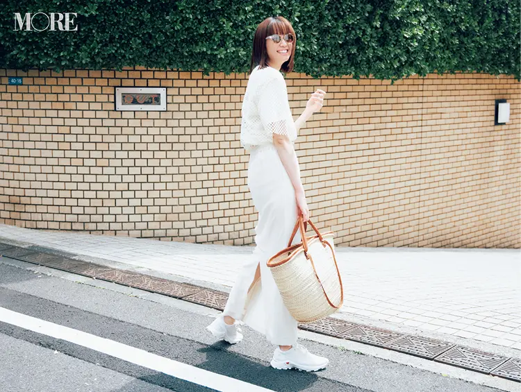 白メッシュT×白スカート×白スニーカーコーデでサングラスをかけた佐藤栞里