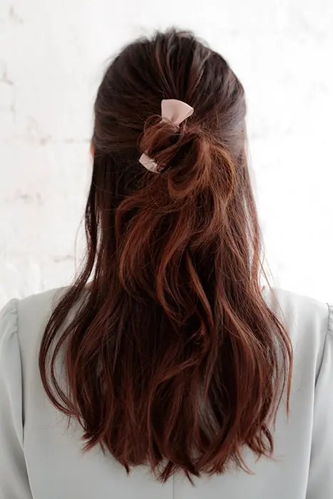 1分でできる!オフィス向け「今っぽひとつ結びアレンジ」【ロングヘア編】_3
