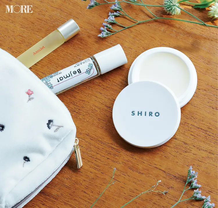 『SHIRO』の練り香水、『ウカ』のネイルオイルetc.をポーチイン! 外出先で香りをリタッチできる、話題のモバイルフレグランス3選_3