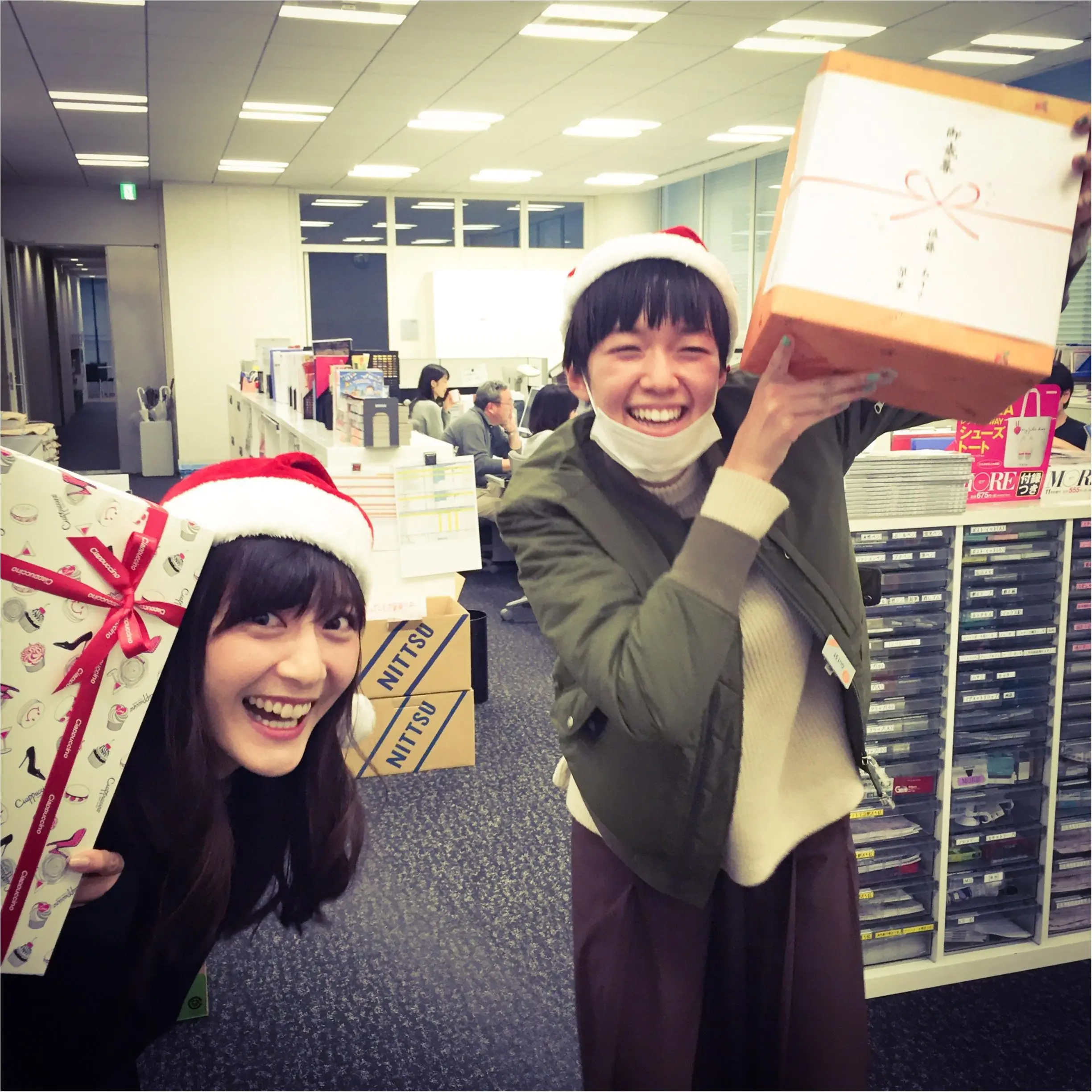 【オフショット】佐藤ありさ&佐藤栞里がサンタになってやって来た‼︎_1