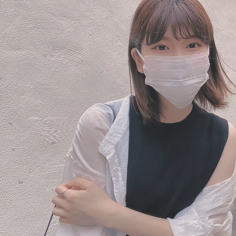 黒い服と透けシャツを着て、マスクをしてる女の人の写真