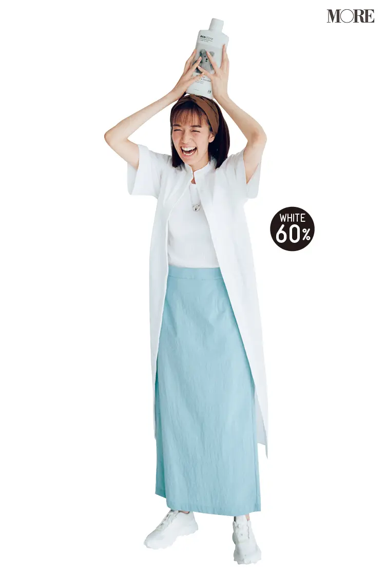 白シャツワンピース×水色ロングスカート×白スニーカーコーデの佐藤栞里
