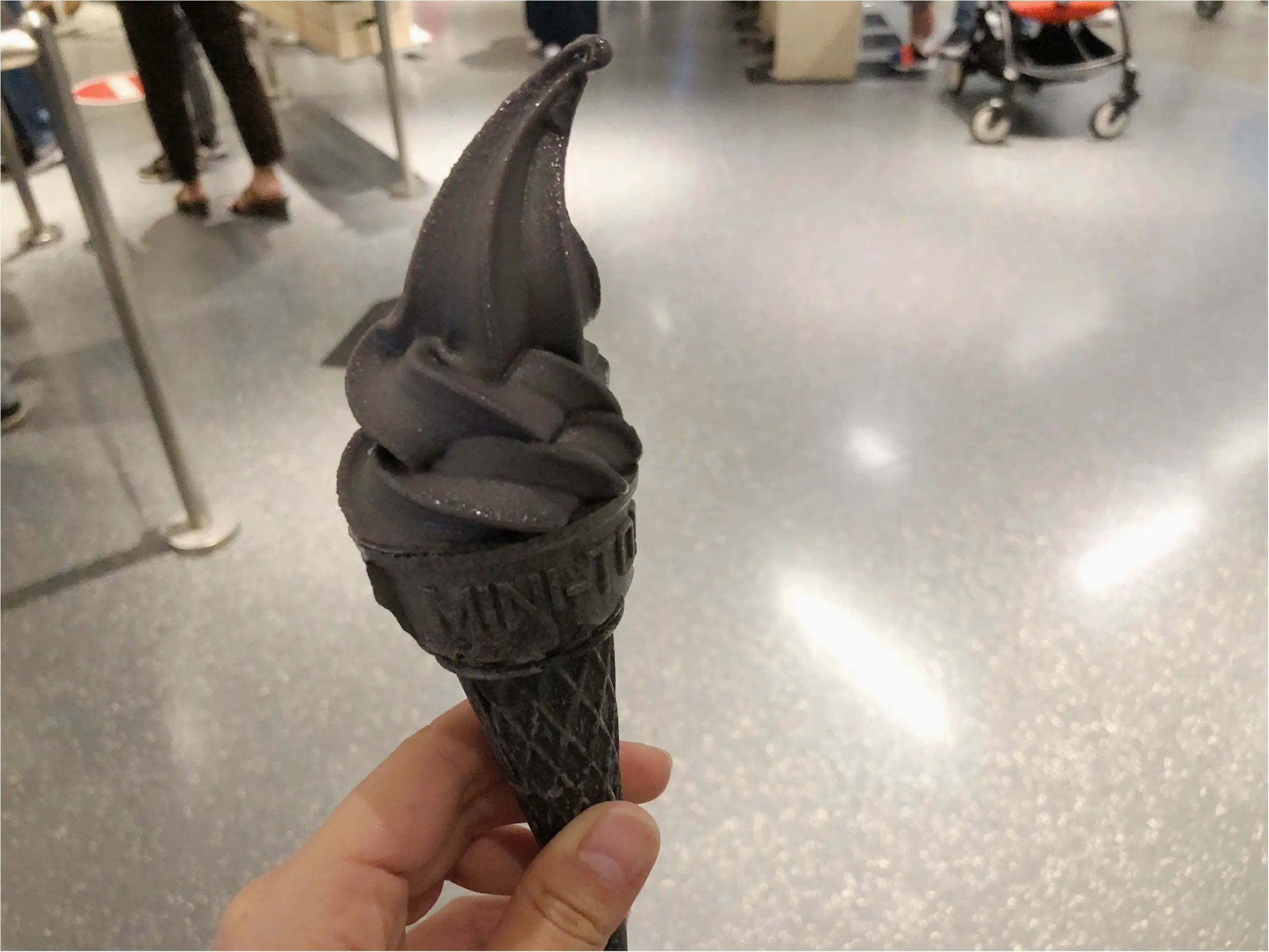 【IKEA】ハロウィン限定の”黒いソフトクリーム”さぁ、何味でしょう??_2