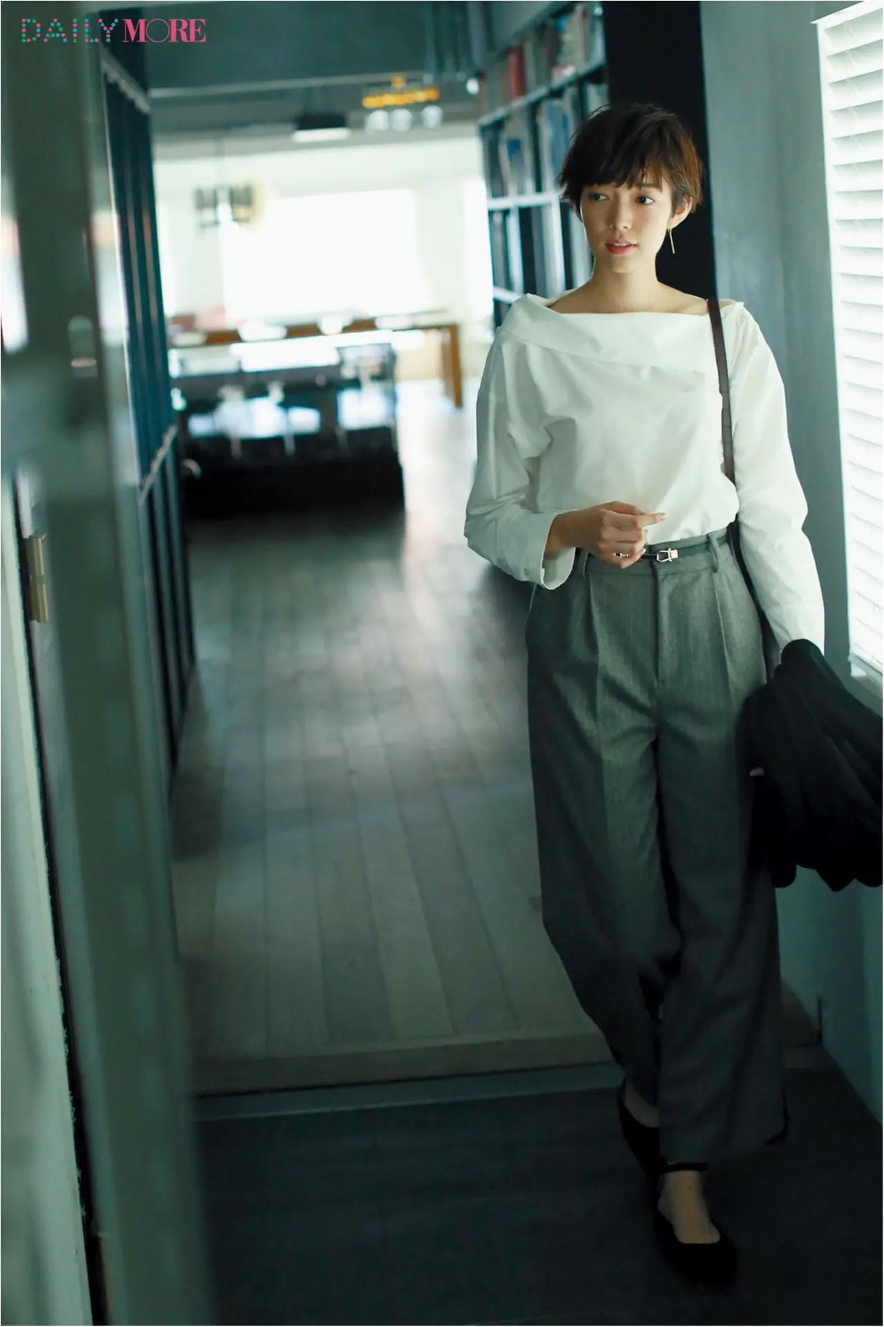 【今日のコーデ/佐藤栞里】きちんと見られたい日のお仕事服、白シャツ×パンツに大人のこだわりを持って。_1