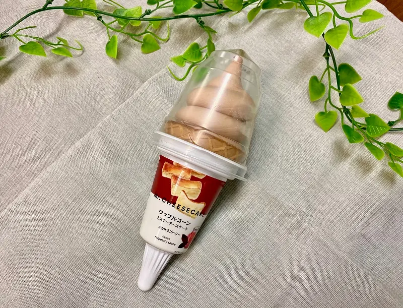 『Mr. CHEESECAKE』と『セブン‐イレブン』のコラボアイス「ワッフルコーン ミスターチーズケーキ カカオラズベリー」パッケージ