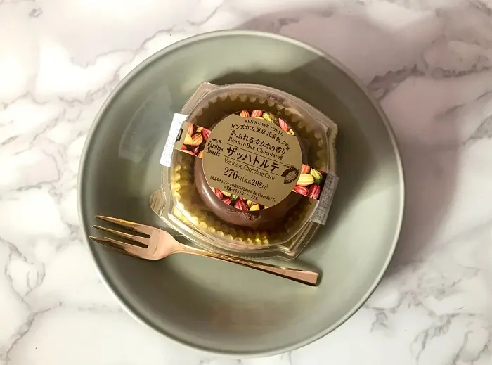 【コンビニスイーツ新作 実食レポ】『ファミリーマート』と『ケンズカフェ東京』コラボスイーツ。 「ザッハトルテ」を真上から写した写真