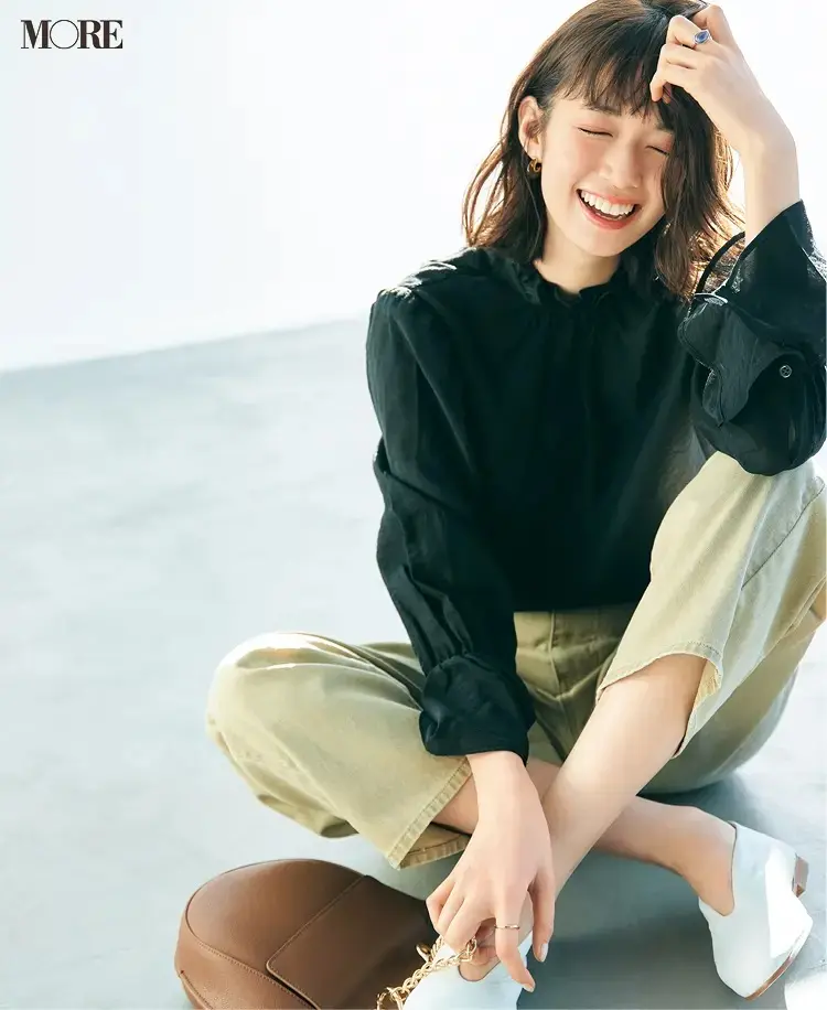 黒ブラウスとグリーンのデニムパンツのコーデ
