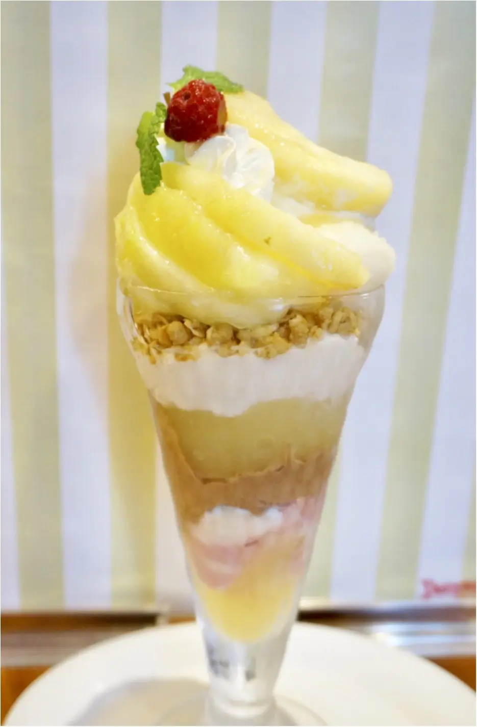 週の折り返しに癒しのご褒美パフェ❤️おすすめは【旬のラ・フランス】!食べられるのは・・_4