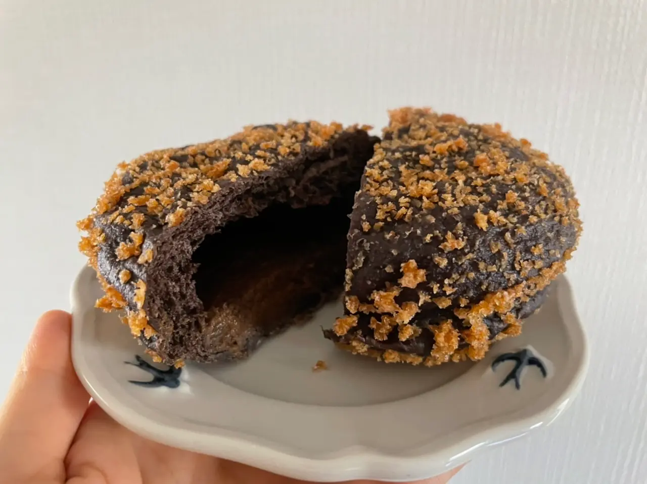 【コンビニ】GODIVA×ローソンが実現した"チョコレート×カレーパン"を実食!_4