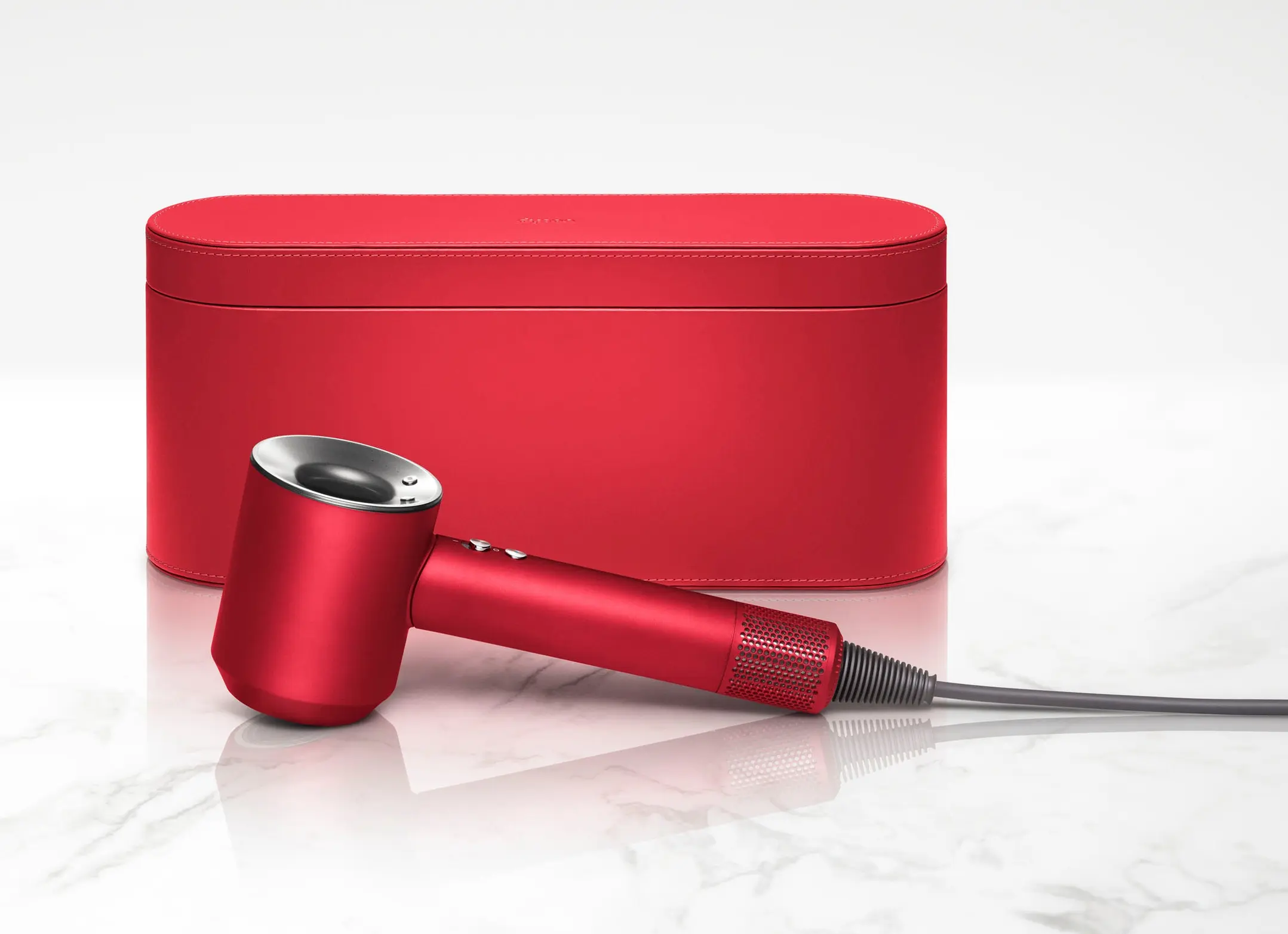 ツヤのあるなめらかな髪へと導くダイソンのドライヤーのバレンタインカラーモデル