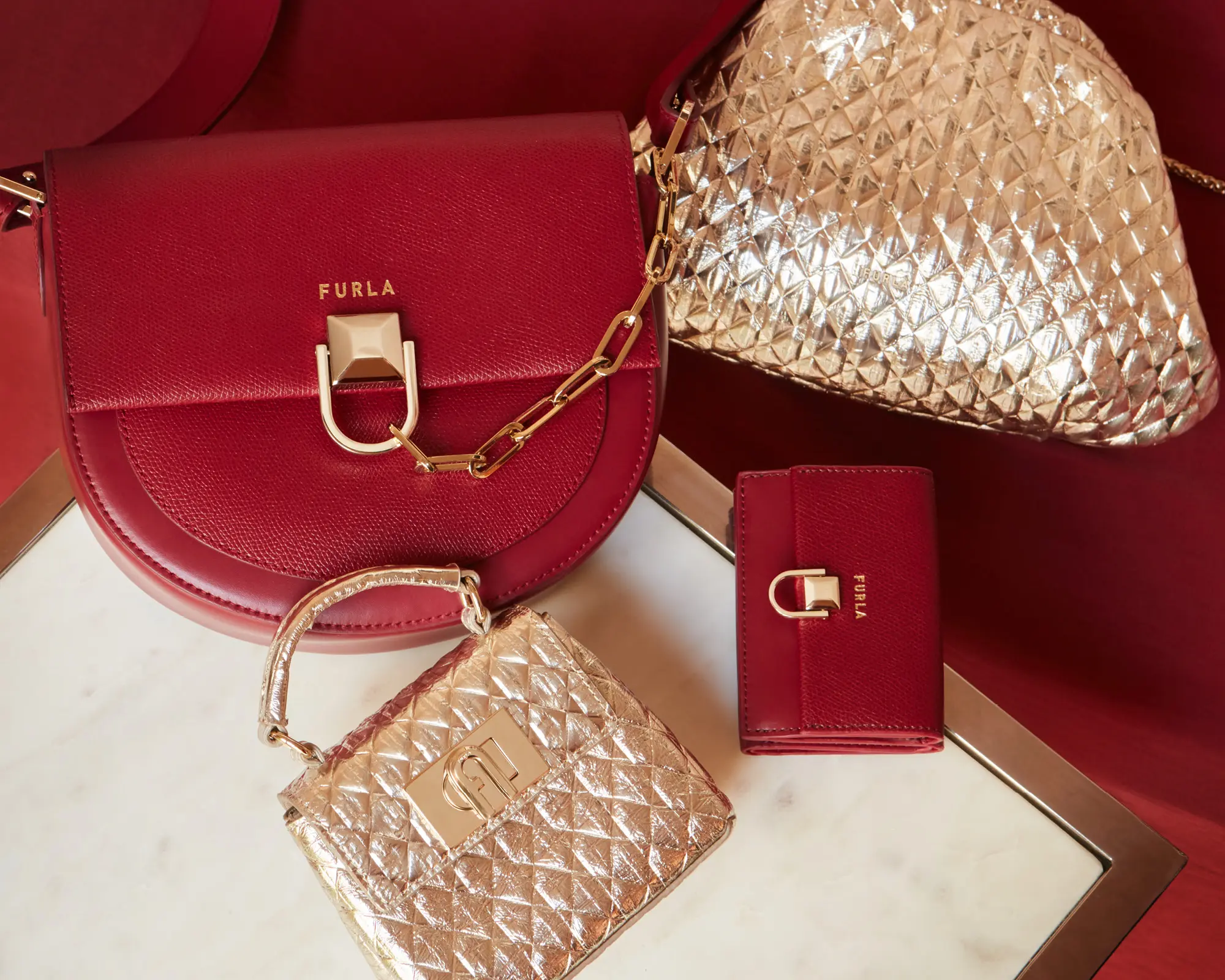 FURLA(フルラ)の2020ホリデーコレクション・ゴールドバッグと赤バッグ