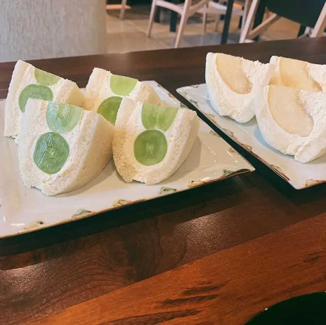 旬のフルーツを使ったフルーツサンド