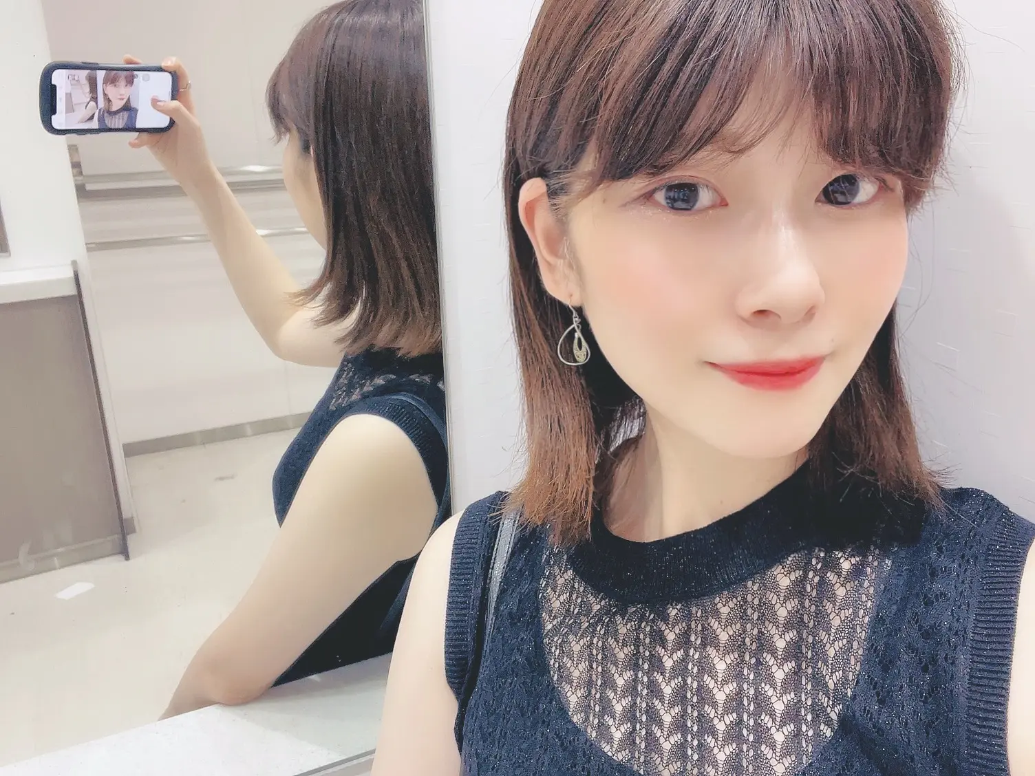 赤い口紅を塗った女の人の顔
