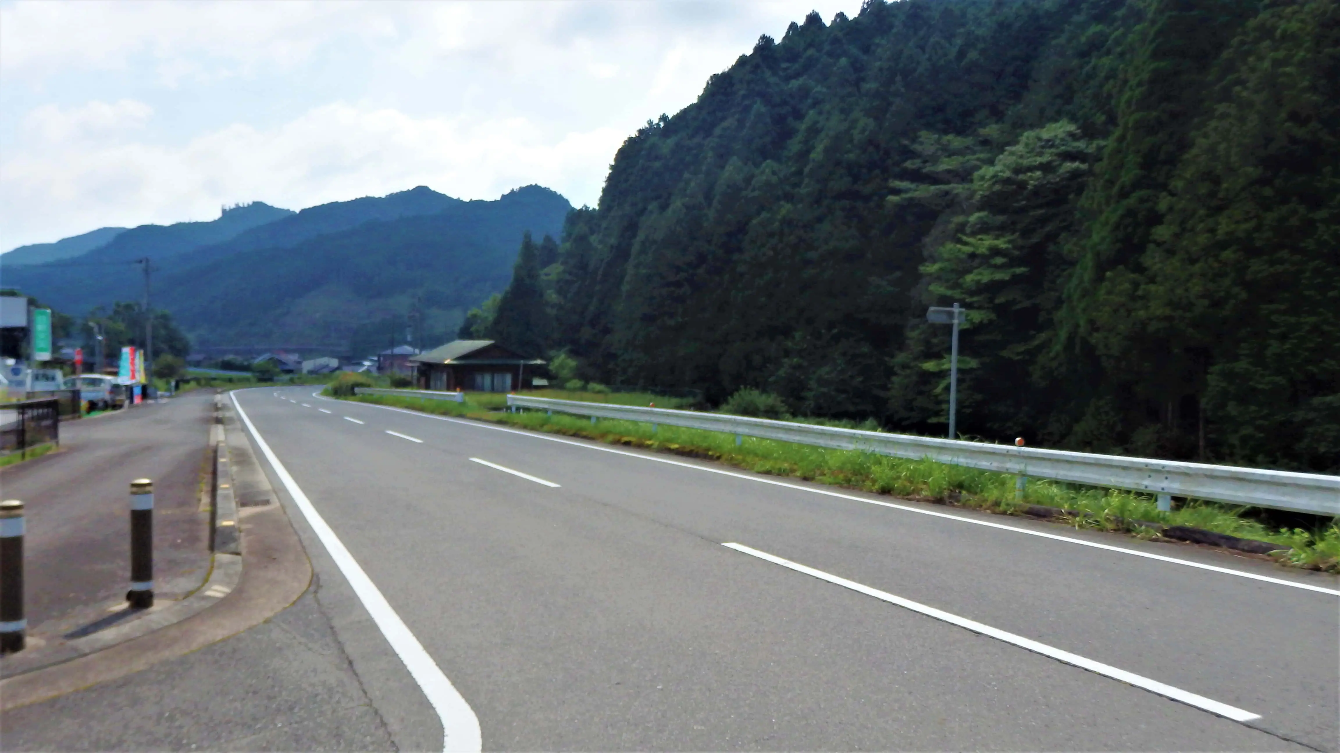 惚れ惚れするくらい道路がキレイな御杖村の写真