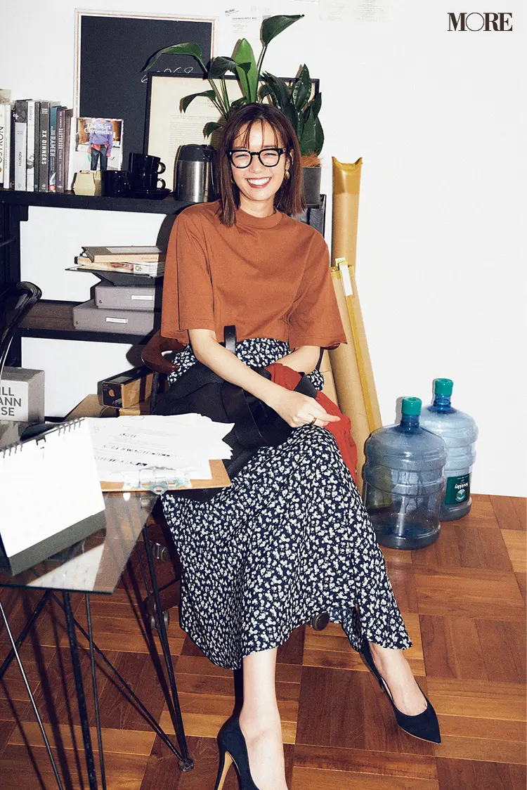 【今日のコーデ】<佐藤栞里>モックネックのTシャツでスカートコーデに絶妙なこなれ感を!_1