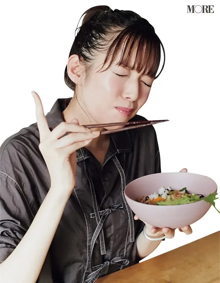 山口県からお取り寄せしたイカ漬け丼を食べる佐藤栞里