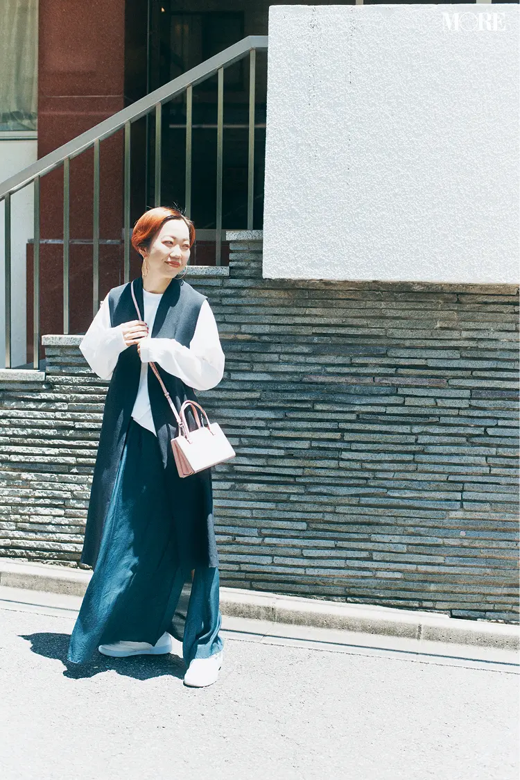 ジレ×ロンTコーデの高野麻子さん