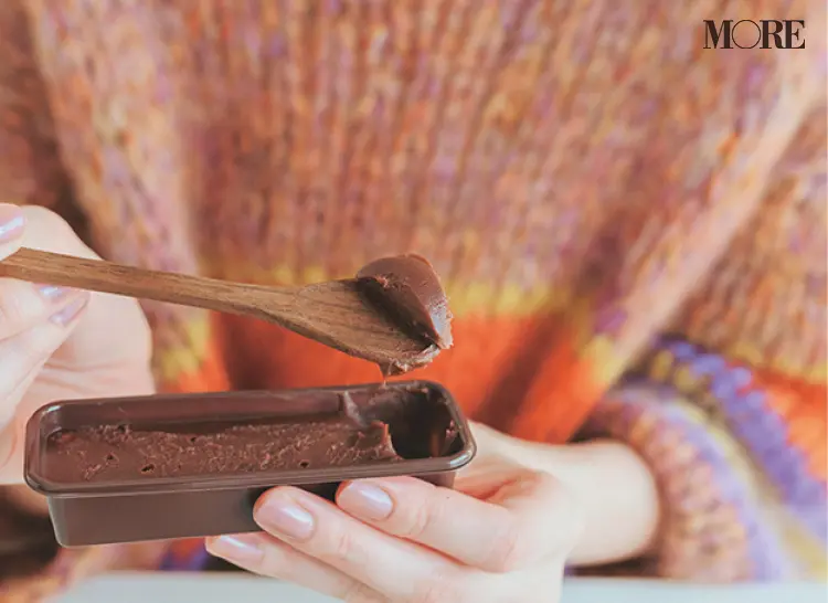 佐藤栞里が福井県のおすすめお取り寄せグルメ「日和」のチョコレート菓子を食べている様子