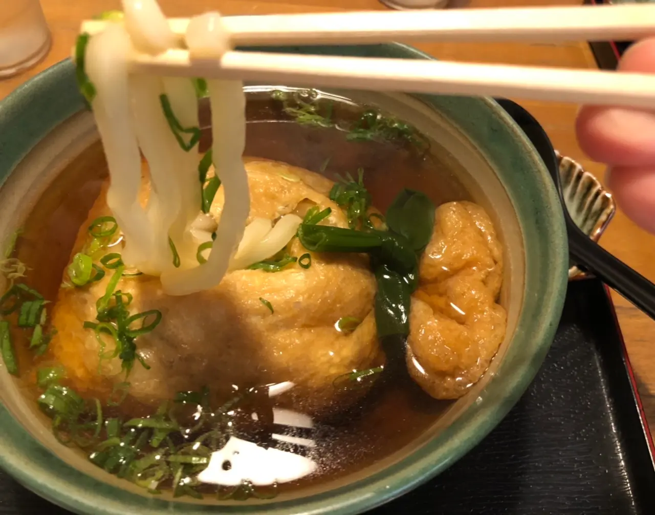 きつね揚げとうどんの画像
