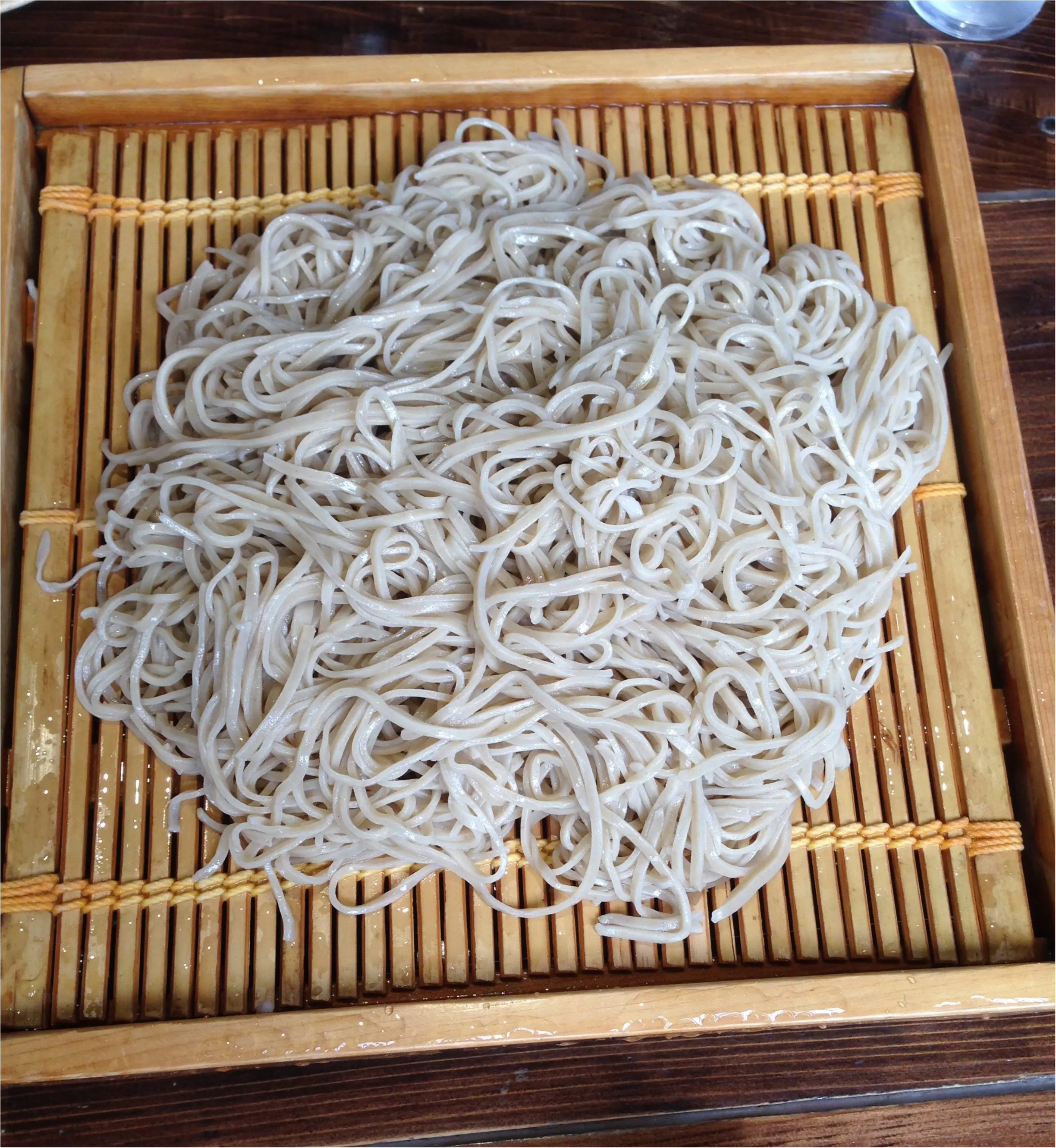 創業250年‼️老舗蕎麦屋❤︎角弥でいただく巨大なへぎそば∩(´∀`)_4