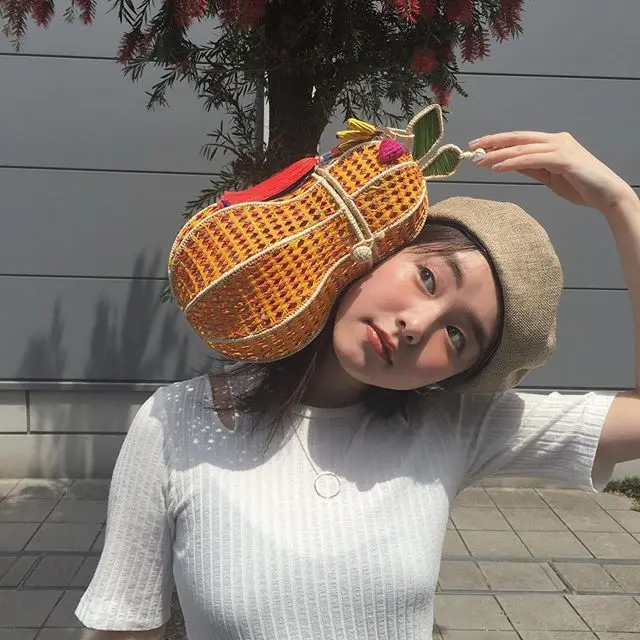 【唐田えりかの撮影オフショット】えっ、洋ナシ? 実はこう見えてかごバッグなんです!_2