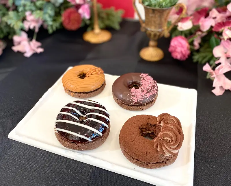 ミスド新作「misdo meets WITTAMER ヴィタメールコレクション」（左奥から時計回りに）「ショコラ キャラメル」、「ショコラ ミルティーユ」、「ショコラ ノワゼット」、「ショコラ サンバ」