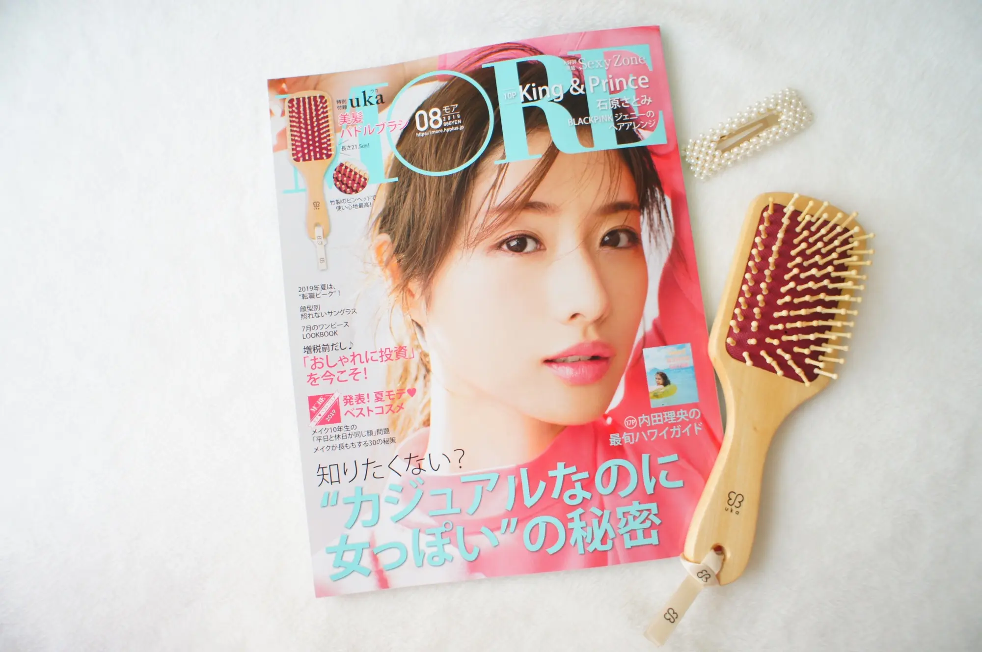 《本日6/28発売❤️》豪華付録!ukaのパドルブラシ付き【MORE】8月号をチェック☻_1