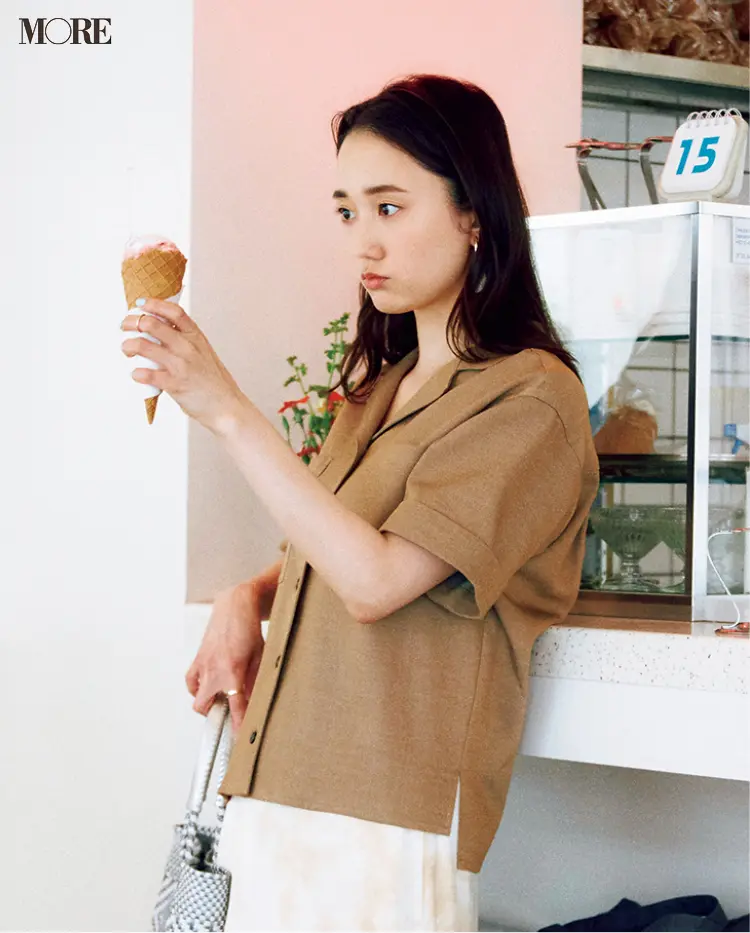 鈴木友菜の熱視線の先にあるのはおいしそうなアイスクリーム モデルのオフショット モアモデルズ Daily More