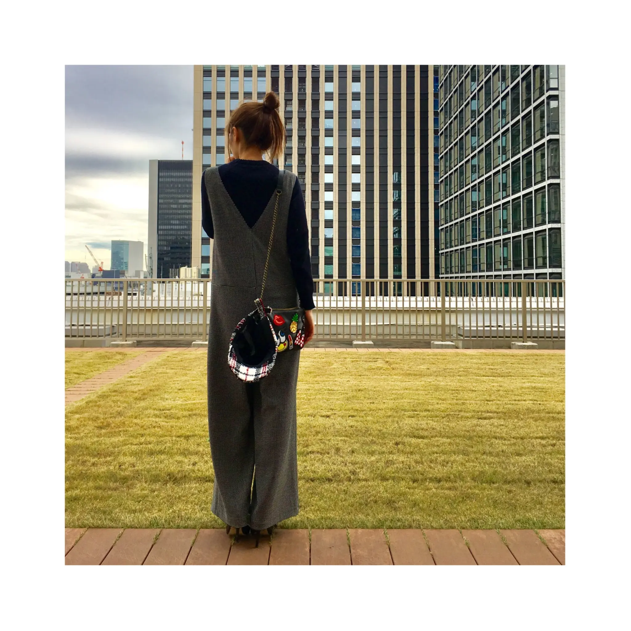 ZARAのVネックのチェック柄オールインワン×ニットでモノトーンコーデ☺︎_4