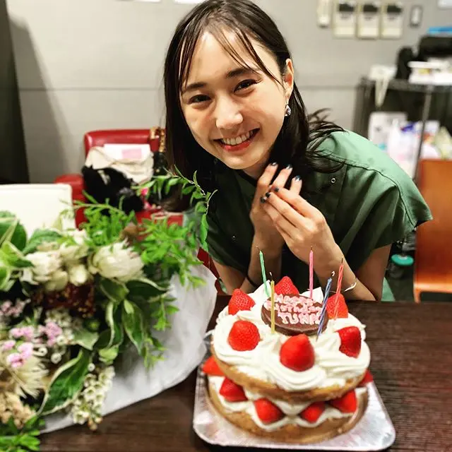 【鈴木友菜の撮影オフショット】8月11日、山の日生まれの友菜ちゃんをお祝い♡_1
