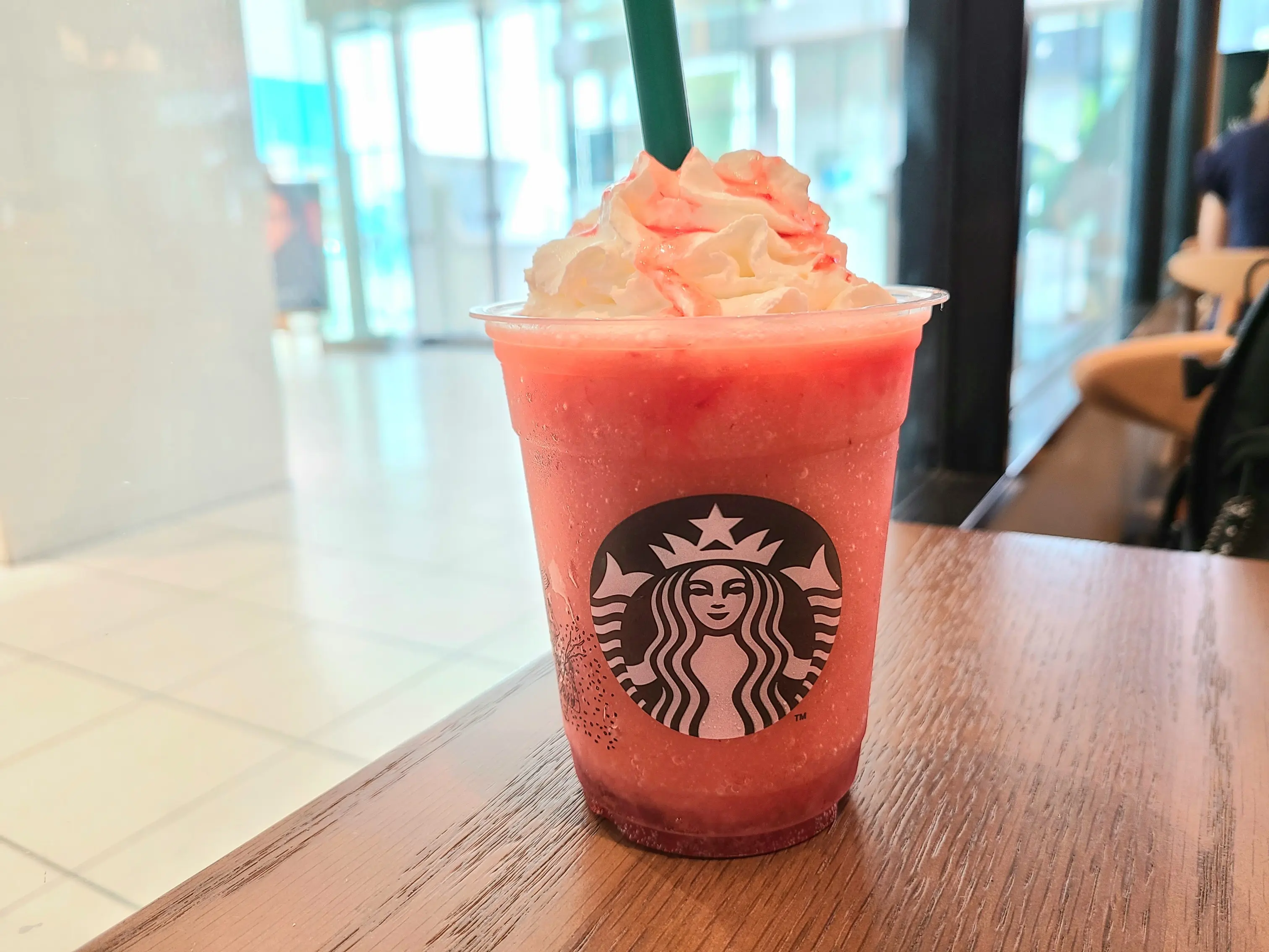 【スタバ】ふしぎ!!シュワッと イチゴ フラペチーノ☆_1